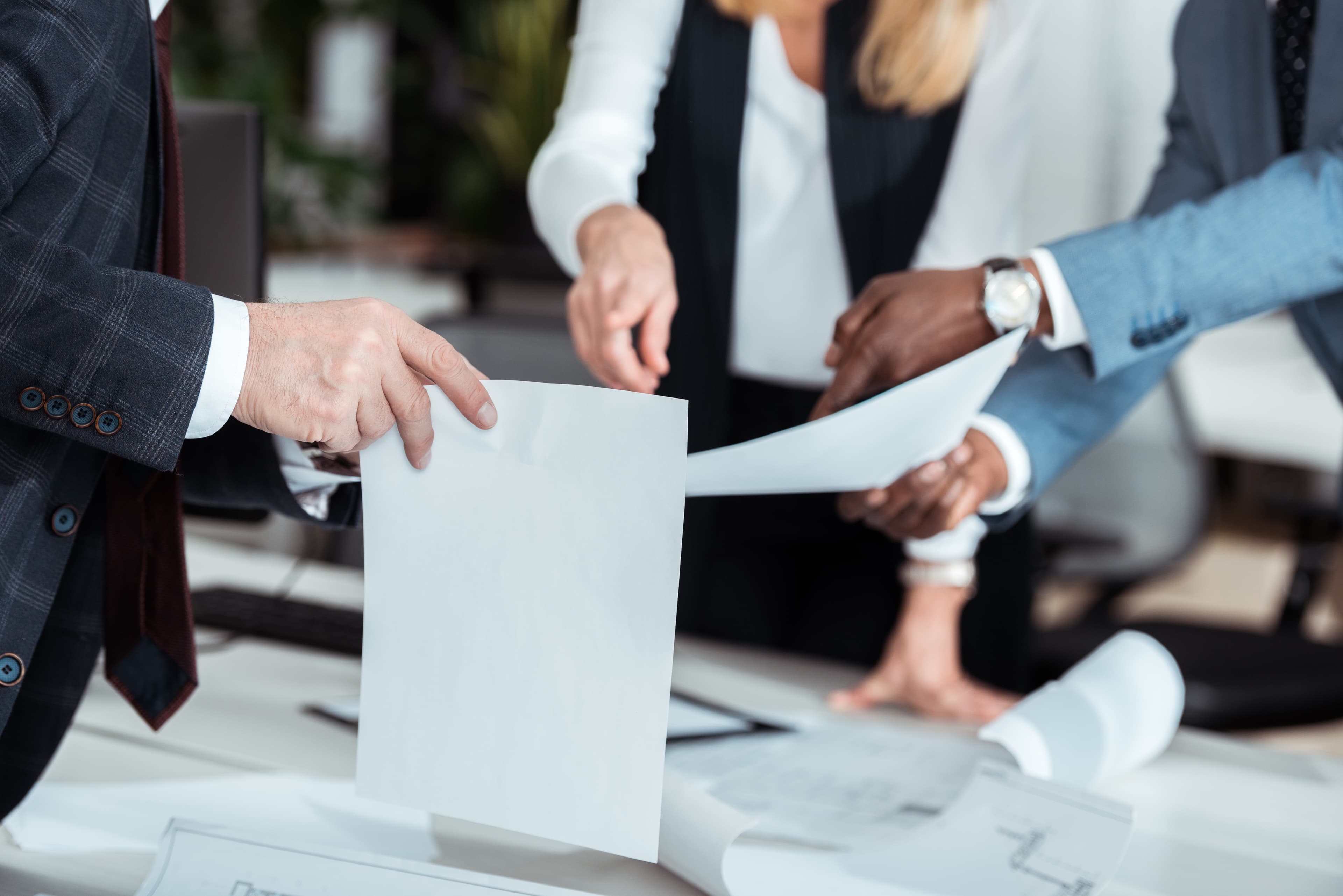 Femme d'affaires pointant du doigt