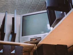 A room with two televisions and a keyboard — Photo Sidney Ding / Unsplash
