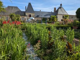 A house with a garden in front of it — Photo Carnet de Voyage d'Alex / Unsplash
