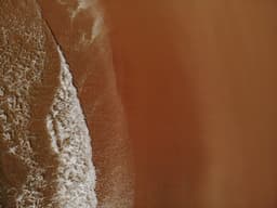Beaching waves seen from drone — Photo Bernd 📷 Dittrich / Unsplash