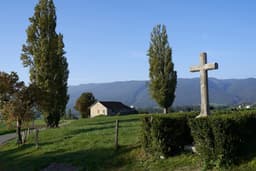 House and cross in stone on a hill in france. Seeking solace in the embrace of nature, where the cross stands tall amidst the rolling hills and the house whispers stories of serenity. 🌿✨ #NatureLover #PeacefulRetreat #Blessed — Photo Jens Freudenau / Unsplash