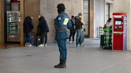 A police officer standing in front of a building — Photo Mihaela Claudia Puscas / Unsplash