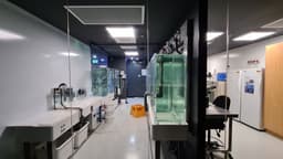 clear glass fish tank on white table — Photo Nico Smit / Unsplash
