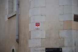 a can of tomato soup on a wall next to a street sign — Photo Harper Swan / Unsplash
