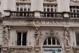 a building with statues on the front of it — Photo Rodrigo Rodrigues | WOLF Λ R T / Unsplash