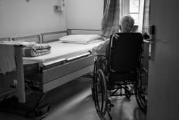 a person in a wheelchair in a room — Photo Annabel Podevyn / Unsplash