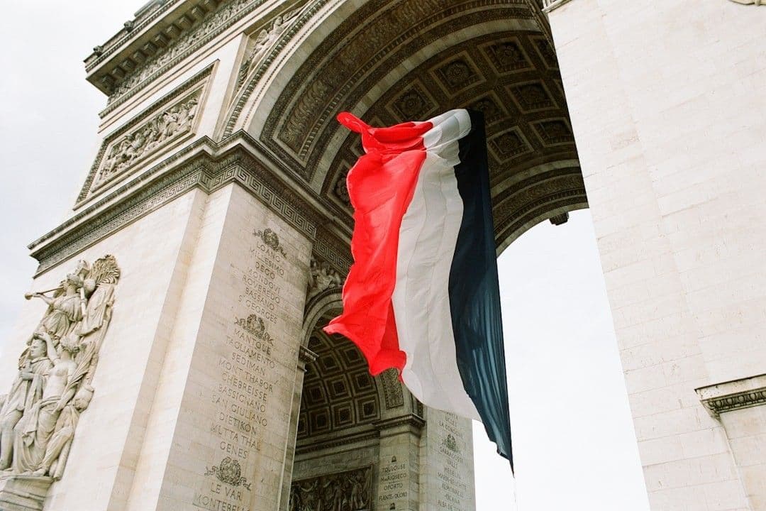 Arc de Triomphe — Photo Linda H / Unsplash