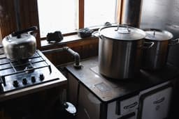 A stove top oven sitting next to a window — Photo Helgi Olgeirsson / Unsplash