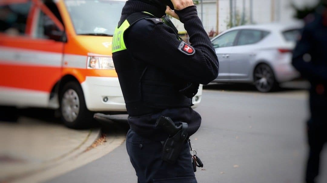 a police officer talking on a cell phone — Photo (Augustin-Foto) Jonas Augustin / Unsplash