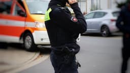 a police officer talking on a cell phone — Photo (Augustin-Foto) Jonas Augustin / Unsplash