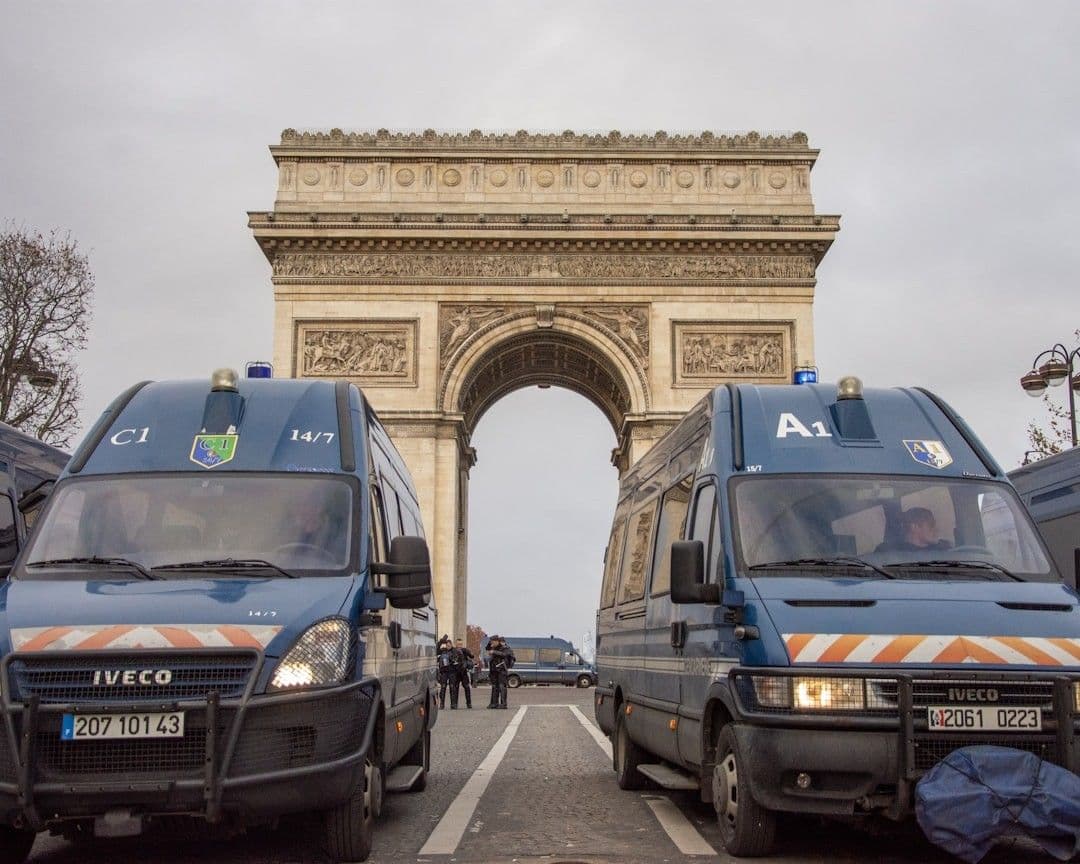 two blue vans near arc de triomphe — Photo Koshu Kunii / Unsplash