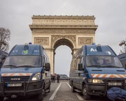two blue vans near arc de triomphe — Photo Koshu Kunii / Unsplash