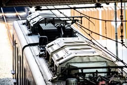 a train in a train station — Photo Ian Talmacs / Unsplash