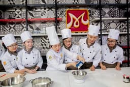 Lớp thực hành học làm bánh CET
Tham khảo thêm: https://www.cet.edu.vn/lop-hoc-lam-banh-cua-sinh-vien-cet — Photo Trường Trung Cấp Kinh Tế Du Lịch Thành Phố Hồ Chí Minh CET / Unsplash