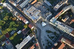 Aerial view of a city square and surrounding buildings — Photo viktor rejent / Unsplash