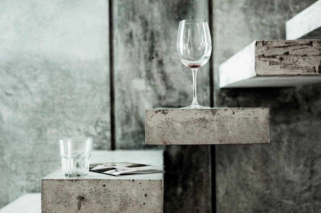 Glassware on stairs — Photo Monica Silva / Unsplash