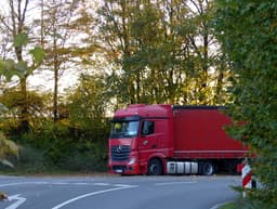 a red truck is parked on the side of the road — Photo Jack Blueberry / Unsplash