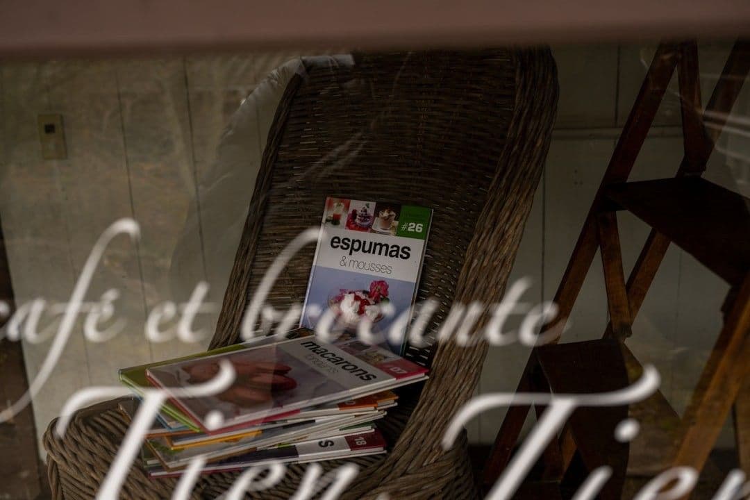 a stack of magazines sitting on top of a wicker chair — Photo Kouji Tsuru / Unsplash