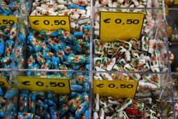 A display case filled with lots of colorful candies — Photo Chiara Guercio / Unsplash