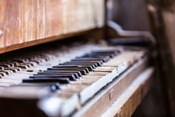 Very old piano — Photo Markus Petritz / Unsplash