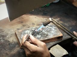 Engagement ring in the hands of a craftsman. Ugliness before the beauty. — Photo Brian Kairuz / Unsplash