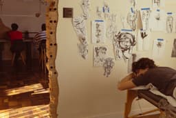 a person sitting at a desk — Photo Filipe Cantador / Unsplash