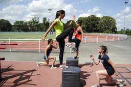 woman in green tank top and black shorts doing yoga during daytime — Photo Gabin Vallet / Unsplash