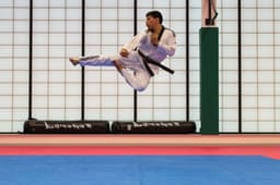 man doing karate stunts on gym — Photo Uriel Soberanes / Unsplash