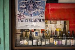 a bunch of bottles of wine on display behind a glass — Photo Kouji Tsuru / Unsplash