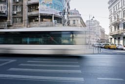 bus running on road — Photo Victoria Strukovskaya / Unsplash