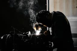 industrial factory in tehran / karaj sience based centrifugal compressor (welding) — Photo Atieh Khoshraftar / Unsplash