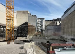 Kran auf der Baustelle Schillerstraße, Ecke Bayerstraße, München — Photo Hermann Wittekopf - kmkb / Unsplash