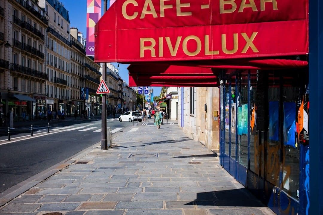 A cafe-bar in a parisian street. — Photo Min(Felix) Xu / Unsplash