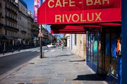 A cafe-bar in a parisian street. — Photo Min(Felix) Xu / Unsplash