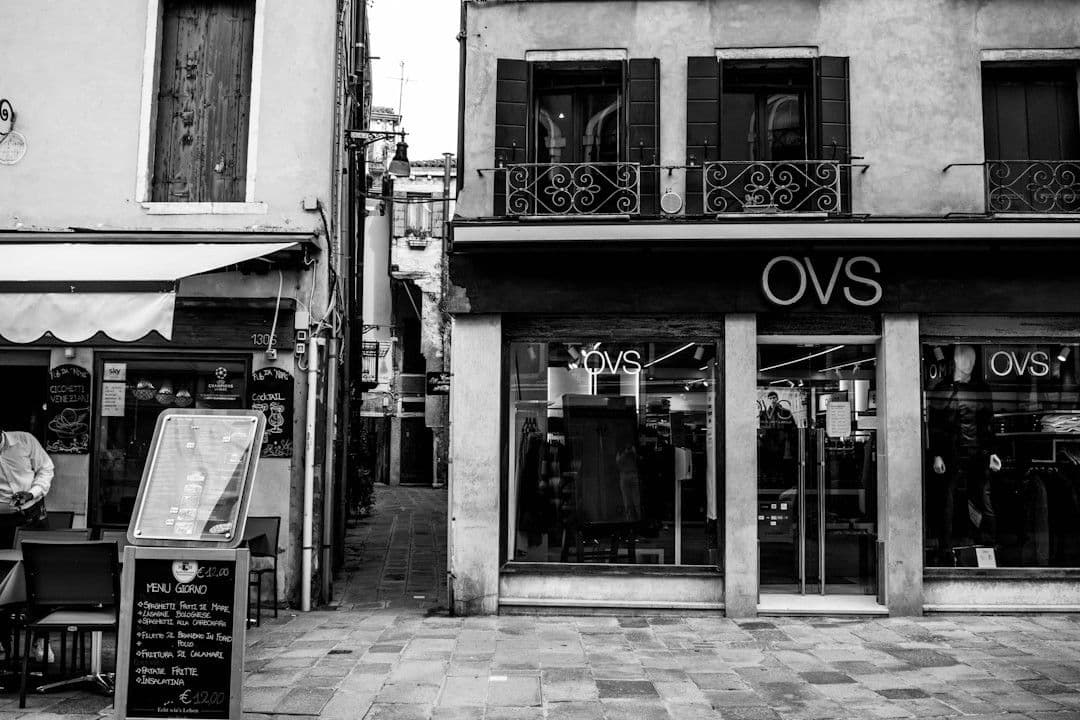 a black and white photo of a store front — Photo Mets / Unsplash