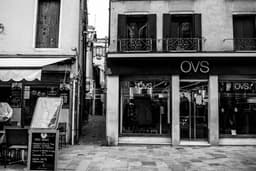 a black and white photo of a store front — Photo Mets / Unsplash