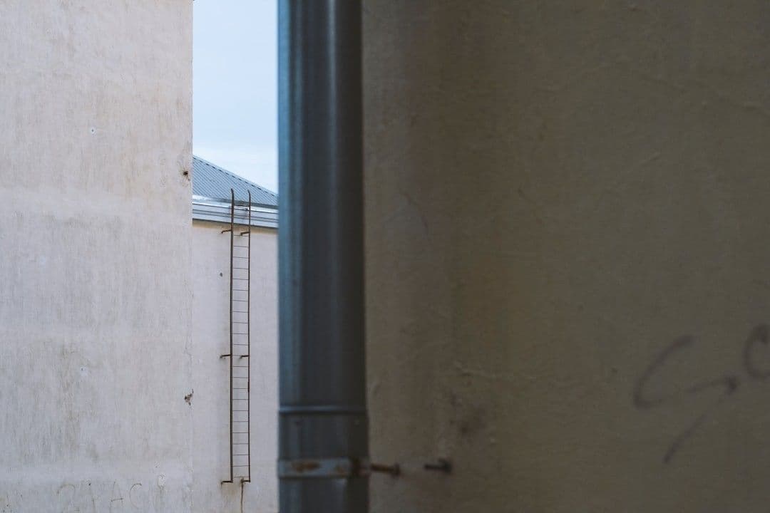 white concrete building during daytime — Photo Artyom Kabajev / Unsplash