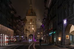 Illuminated street and clock tower at night. — Photo István Gerényi / Unsplash
