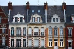 white and brown concrete building — Photo Emeric Deroubaix / Unsplash