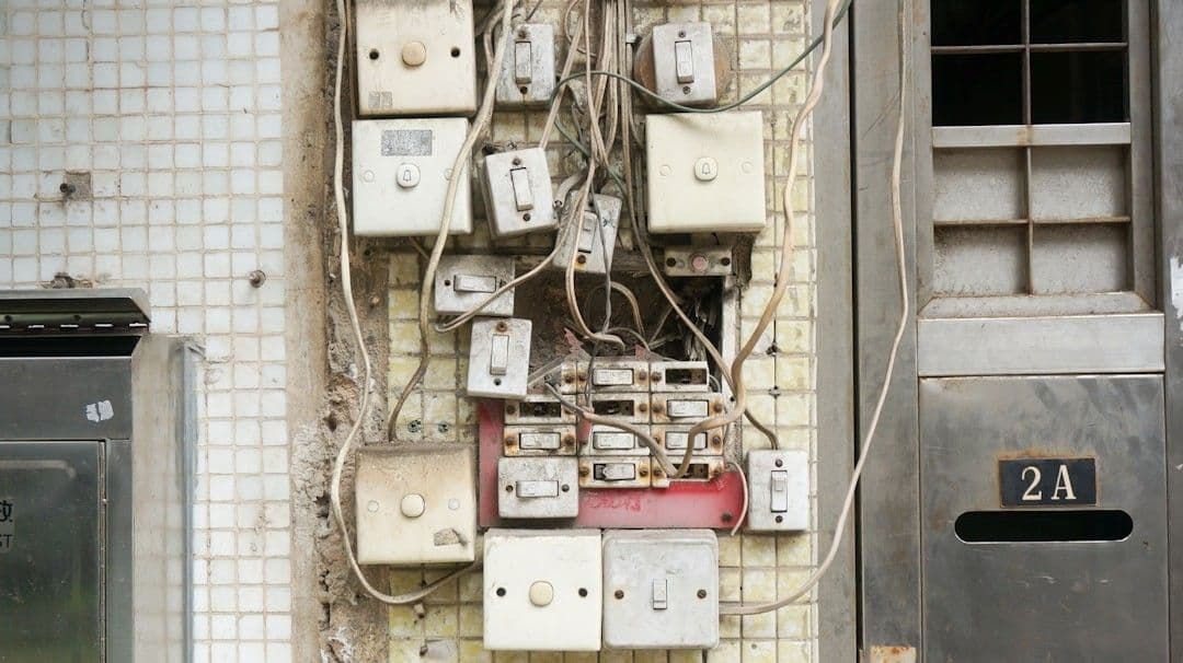 apartment buzzer — Photo Yung Chang / Unsplash