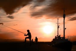 a man standing on a dock while holding a fishing pole — Photo Laura Agustí / Unsplash