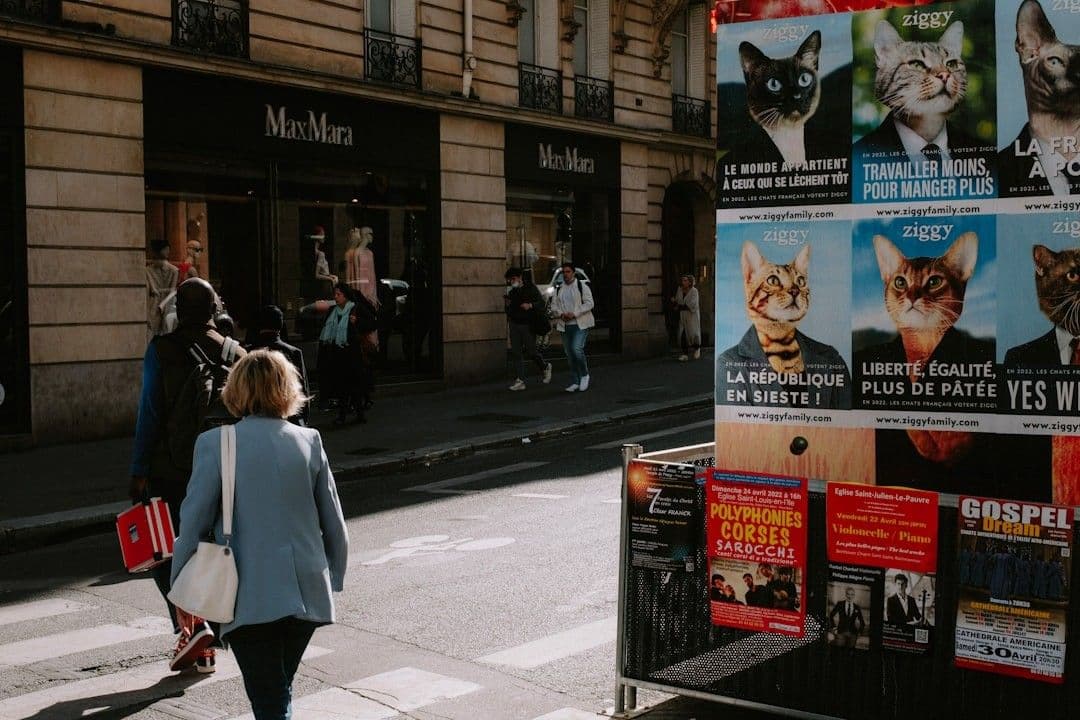 a person walking down a sidewalk — Photo Mathias Reding / Unsplash