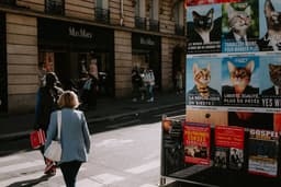a person walking down a sidewalk — Photo Mathias Reding / Unsplash