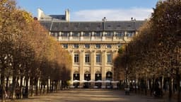a large building with a lot of trees in front of it — Photo Andrea Fontalvo / Unsplash