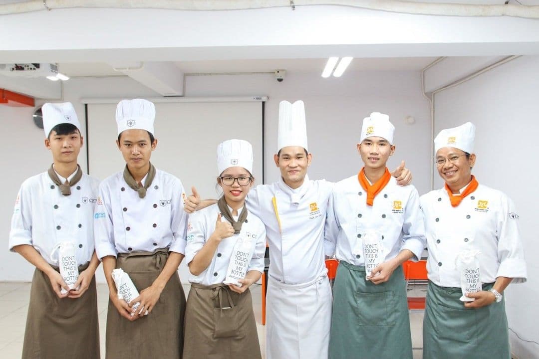 Sinh viên CET nhận quà từ đầu bếp.
Xem thêm: https://www.cet.edu.vn/trai-nghiem-am-thuc-food-art-plating-sauces — Photo Trường Trung Cấp Kinh Tế Du Lịch Thành Phố Hồ Chí Minh CET / Unsplash
