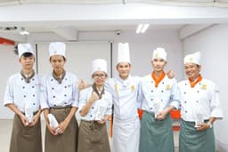 Sinh viên CET nhận quà từ đầu bếp.
Xem thêm: https://www.cet.edu.vn/trai-nghiem-am-thuc-food-art-plating-sauces — Photo Trường Trung Cấp Kinh Tế Du Lịch Thành Phố Hồ Chí Minh CET / Unsplash