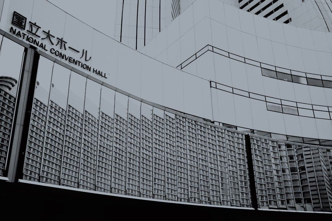 a black and white photo of a building — Photo ZENG YILI / Unsplash