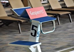 Gesperrt! sign on number 5 step board — Photo Waldemar Brandt / Unsplash