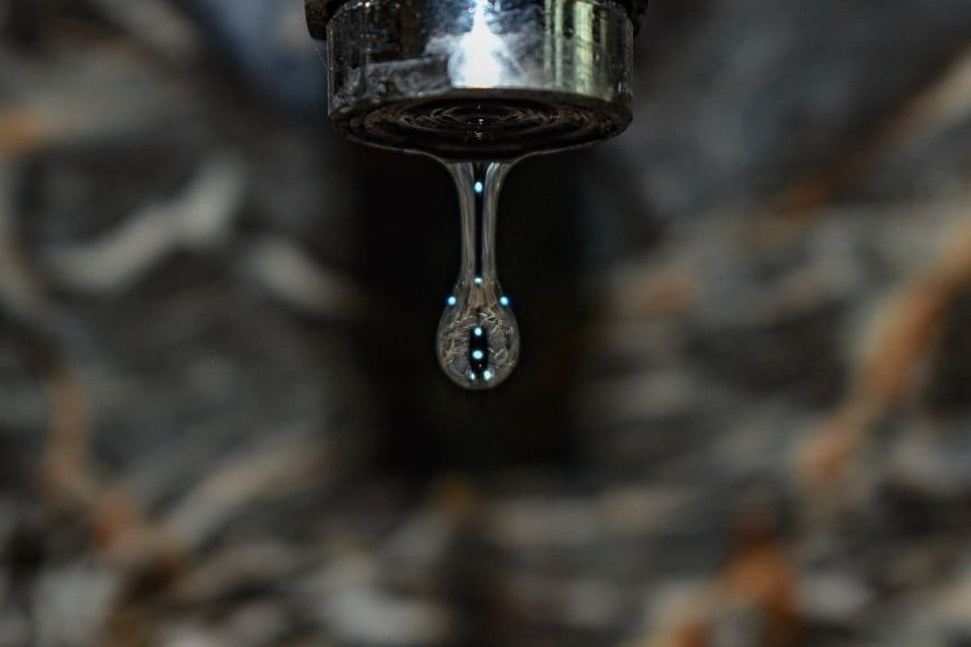 water dripping from faucet — Photo Mukesh Sharma / Unsplash