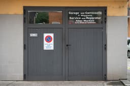 black wooden door with white and red no smoking sign — Photo Claudio Schwarz / Unsplash